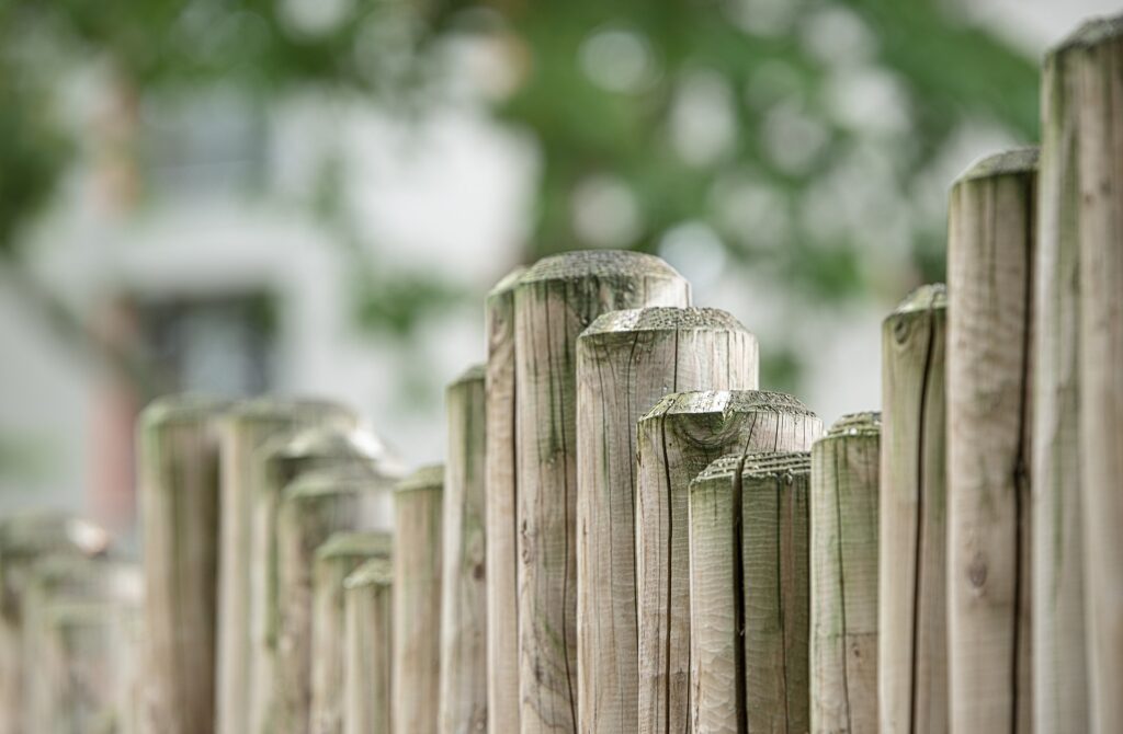 Robimy palisadę z drewna - palisada ogrodowa, ogrodzeniowa, schodowa